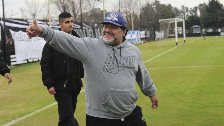 Operaron con éxito a Maradona