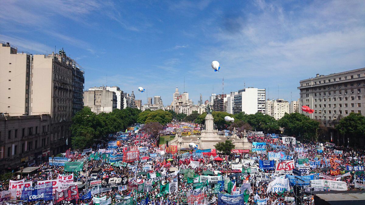 Multitudinario acto contra reformas macristas