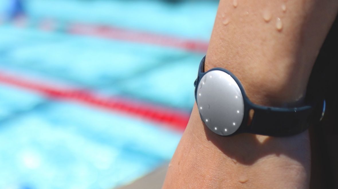 Pulsera que mide la actividad de los nadadores