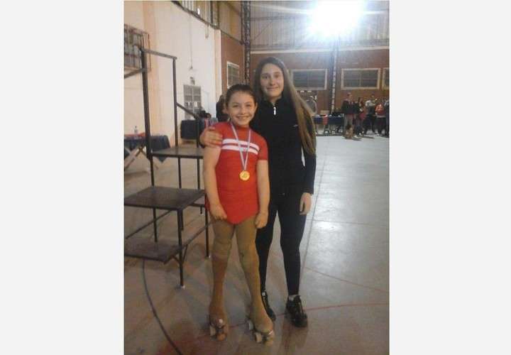 Niña amputada participa en torneos de patín