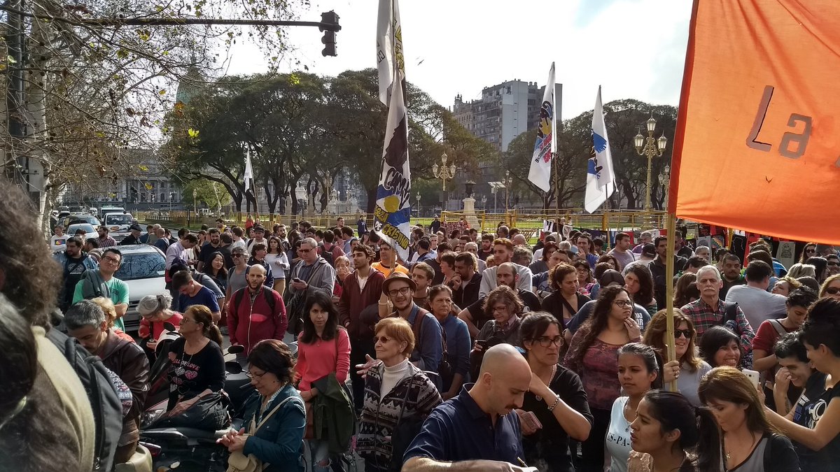 Legisladores abrazaron la sede de Madres