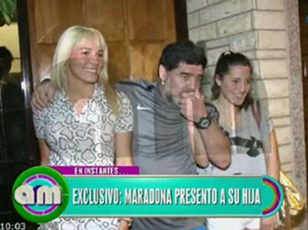 Maradona de la mano de su hija Jana