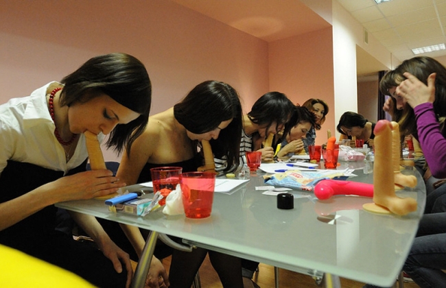 Ya es furor la escuela de sexo oral en Moscú 