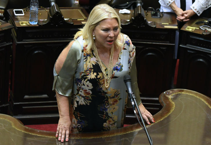 Carrió llegó tarde y juró sola
