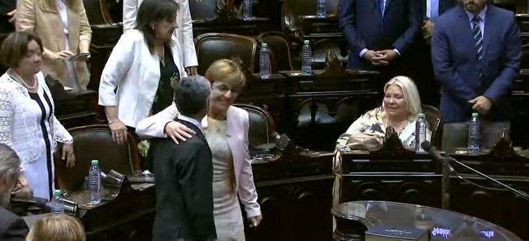 Carrió llegó tarde y juró sola