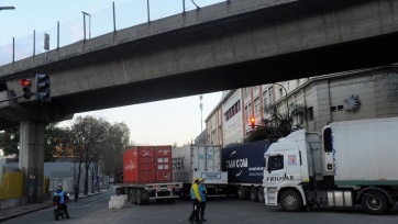 Un día después del paro general, dueños de camiones protestaron en la Ciudad