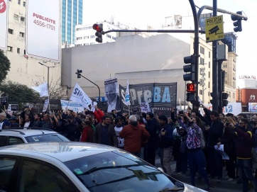 Fuerte presencia policial en protesta de trabajadores de Télam despedidos