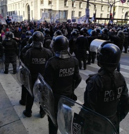 Fuerte presencia policial en protesta de trabajadores de Télam despedidos