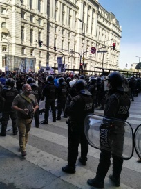 Fuerte presencia policial en protesta de trabajadores de Télam despedidos