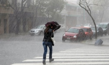 Se registró un fuerte temporal de lluvia y granizo en la Ciudad