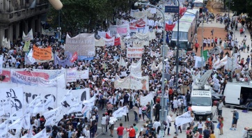 Multitudinaria movilización docente a Plaza de Mayo en reclamo de apertura de la paritaria nacional