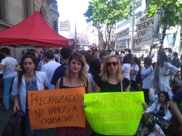 La policía reprimió a manifestantes de la Salud e impidió que legisladores opositores puedan votar