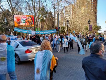 Banderas, bocinazos y distancia social en la multitudinaria marcha contra el Gobierno