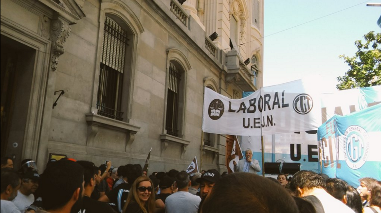 Judiciales se manifestaron frente a la Legislatura