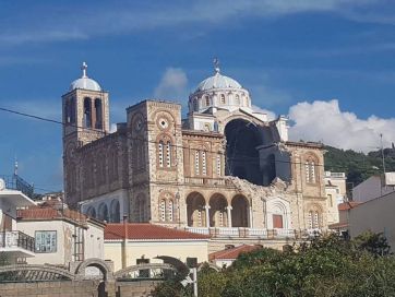 Se trabaja en el rescate de las personas que quedaron bajo los escombros tras el sismo de magnitud 7 en Turquía y Grecia