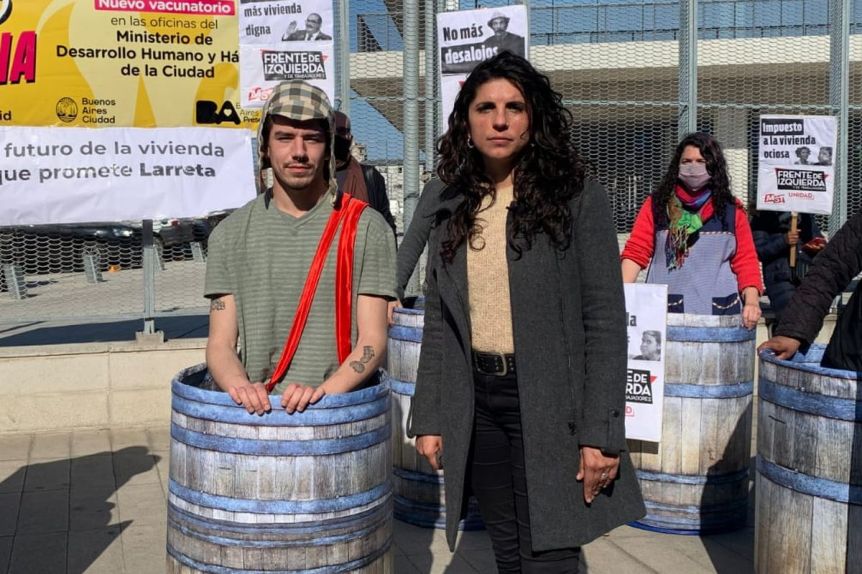 Vestidos como el Chavo del 8, el MST reclamó por la crisis habitacional de la Ciudad