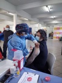 Milei se vacunó contra el Covid 19 y generó controversia en las redes
