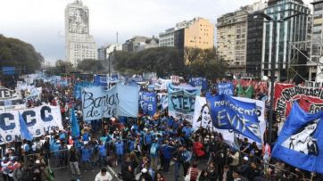 El Gobierno sigue sin poder controlar los piquetes y se vive otra jornada de caos en la 9 de Julio