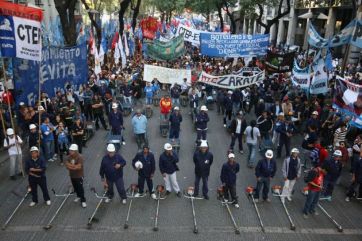 El Gobierno sigue sin poder controlar los piquetes y se vive otra jornada de caos en la 9 de Julio