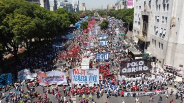 El Gobierno sigue sin poder controlar los piquetes y se vive otra jornada de caos en la 9 de Julio