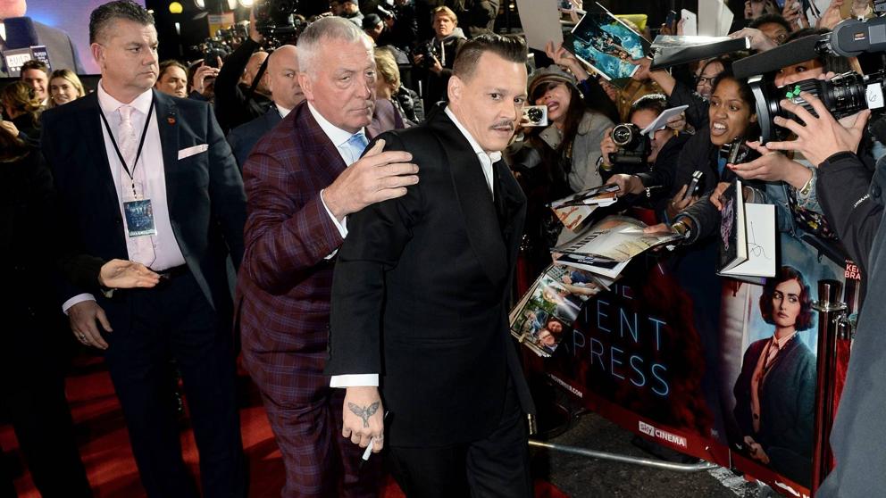 Johnny Deep borracho a la premier de su película
