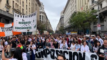 Los médicos no cierran con Quirós y la oposición pegó el grito