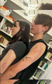 Felipe Fort y su novia se mordieron el brazo y lo tatuaron: el video