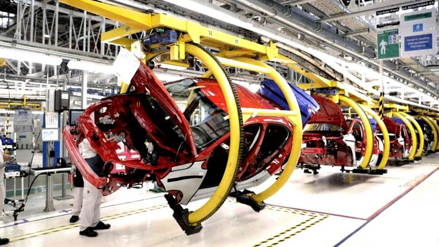 Una de cal, una de arena: se desaceleró la actividad fabril, pero creció la producción automotriz