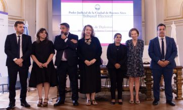 Autoridades electorales tomaron juramente a los nuevos comuneros de CABA