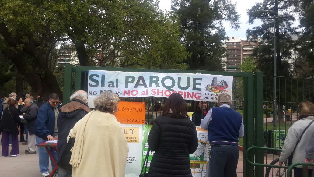 Vecinos reclaman 