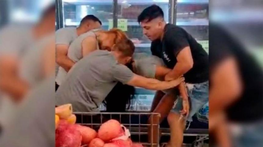 Insólito: se agarraron de los pelos por una bandeja de carne en oferta