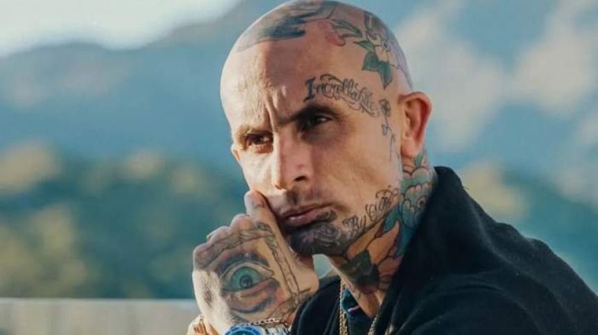 El cantante de Ke Personajes envuelto en otra polémica: sufrió un extraño accidente vial