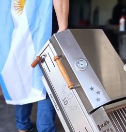 Lionel Messi sorprendió al comprarle una parrilla a un emprendimiento argentino por Instagram