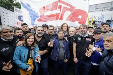 Con acompañamiento político, la CGT marchó con fuertes críticas al gobierno nacional