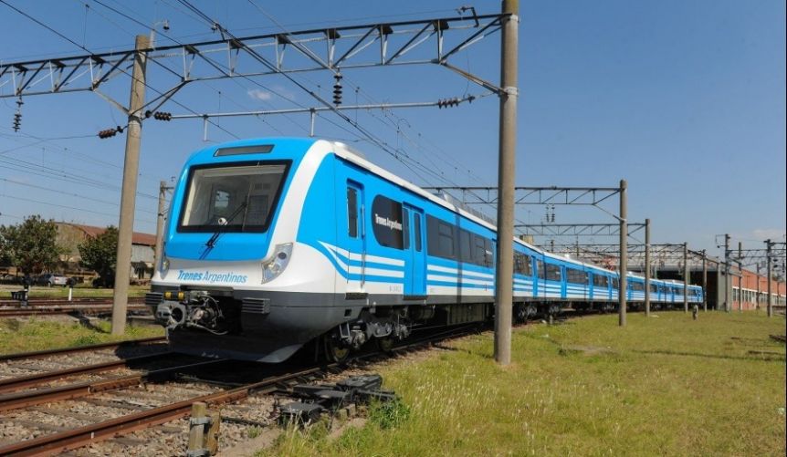Encontraron un bebé muerto dentro de una bolsa en las vías del tren