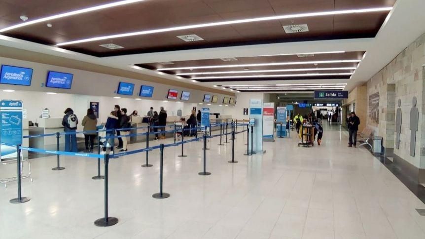 Fuerte caída del turismo aéreo: 640.000 pasajes menos que en el primer semestre del 2023
