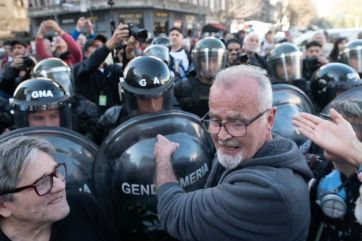 La policía reprimió a jubilados que reclamaban contra el veto del Presidente