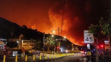 Impactantes imágenes del incendio que obligó a evacuar a más de 30 mil personas