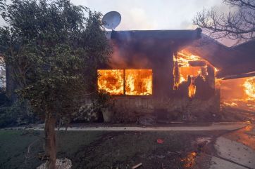 Impactantes imágenes del incendio que obligó a evacuar a más de 30 mil personas