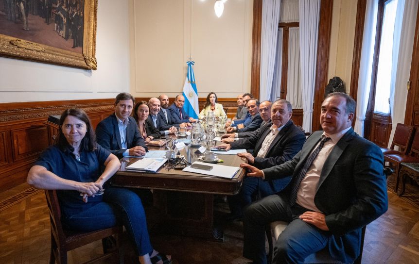 En busca de votos para las extraordinarias, Francos mantuvo una reunión clave con senadores dialoguistas