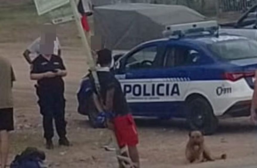 Cansados de los robos: vecinos atraparon a un ladrón, lo golpearon y lo ataron a un poste