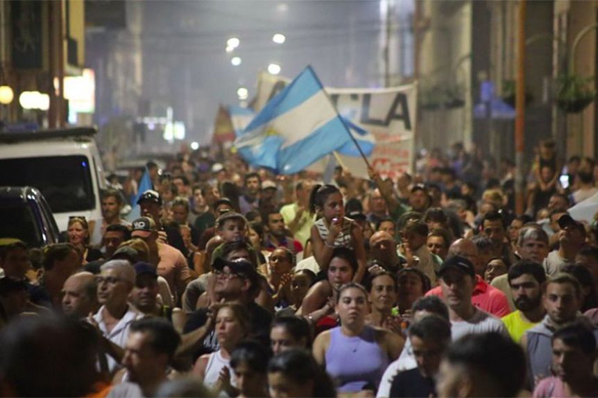 Masiva marcha en Concepción del Uruguay por el cierre de Granja Tres Arroyos