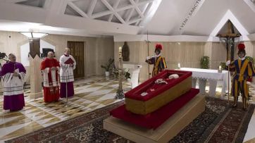 Cientos de fieles comenzaron a despedir al Papa