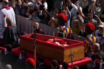 Miles de fieles despiden al papa Francisco en la Basílica de San Pedro