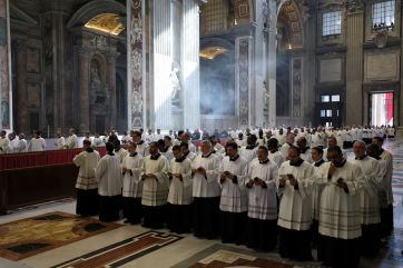 Miles de fieles despiden al papa Francisco en la Basílica de San Pedro