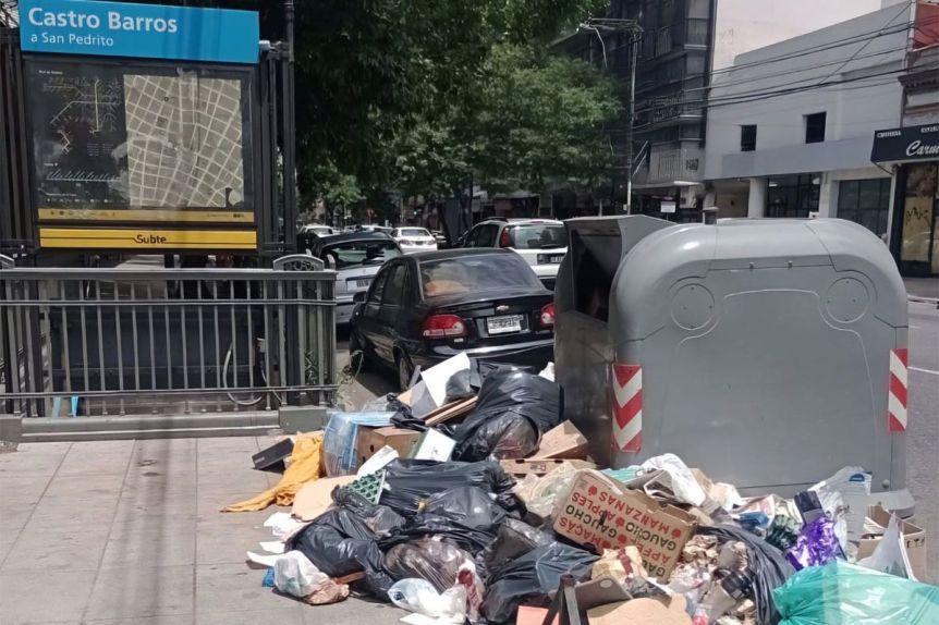 Macri ordena multas por remover basura en contenedores porteños