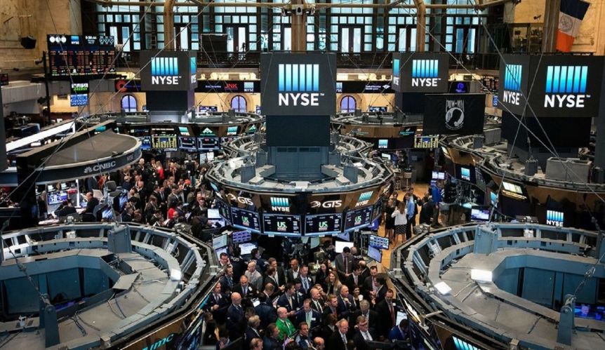 Miércoles negro para la economía de Milei: subió el dólar y bajaron las acciones