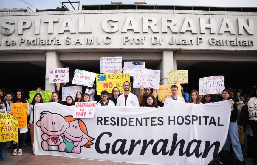 El gobierno dio el brazo a torcer: fuerte aumento para los médicos del Garrahan