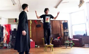 Wos sorprende como sacerdote en Magnetizado, la nueva película de Luis Ortega