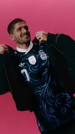 Revelan la camiseta suplente para el Mundial 2026: negra con fileteado porteño